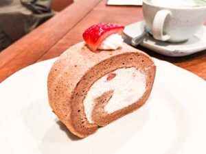 浦和カフェ『オルタ』の“とちおとめ”のロールケーキ